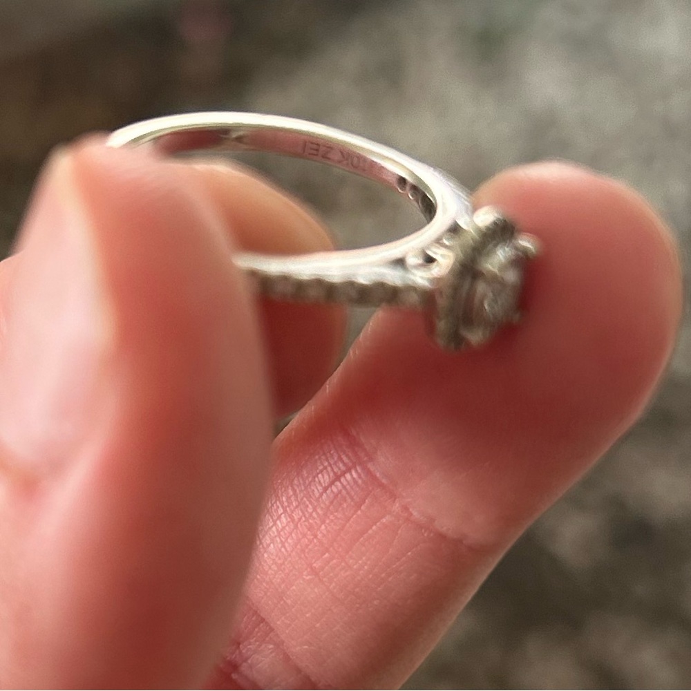 Engagement ring - Picture 4 of 6